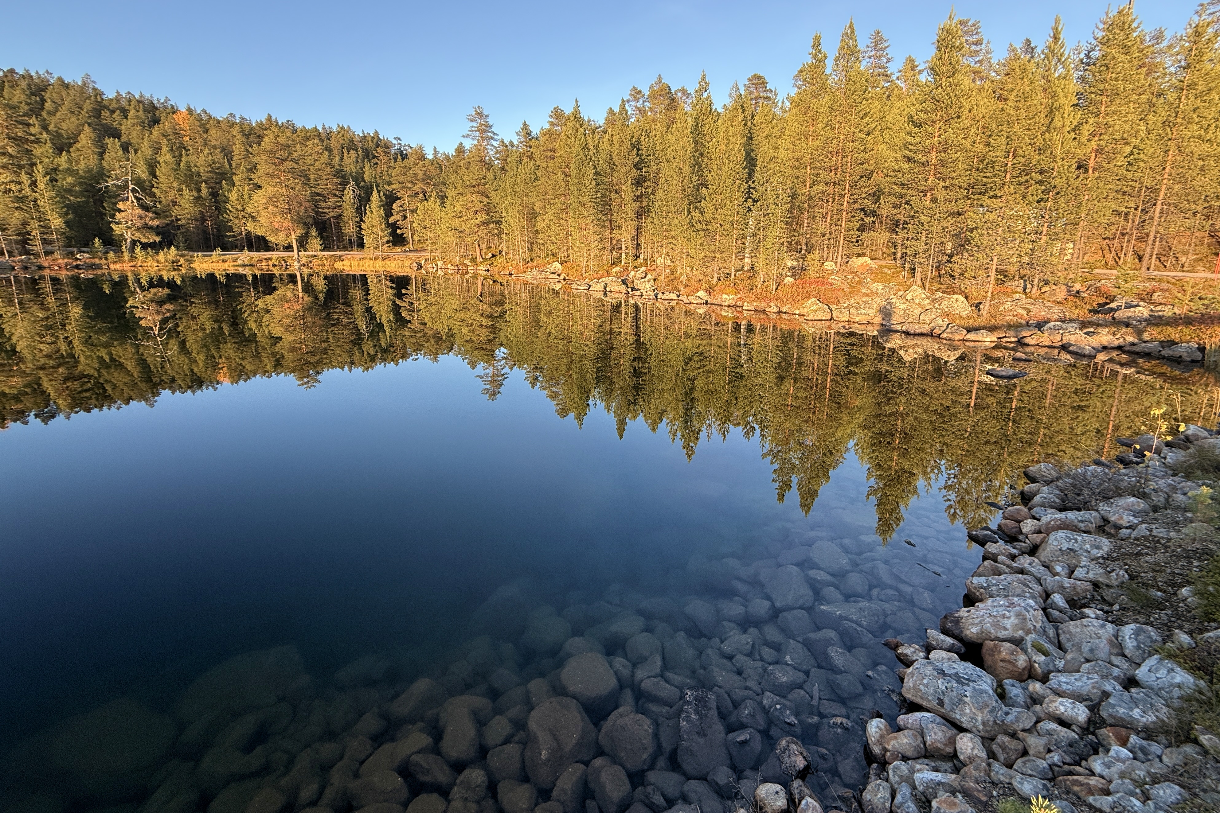 Lac et forêt aux couleurs d'automne